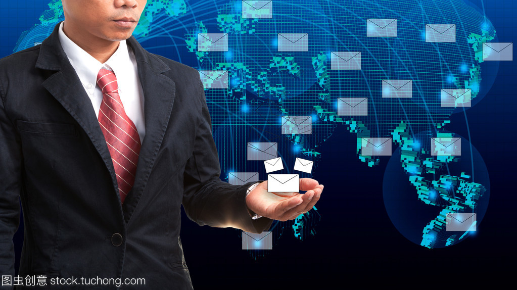 在手拿數據和信息的業務人